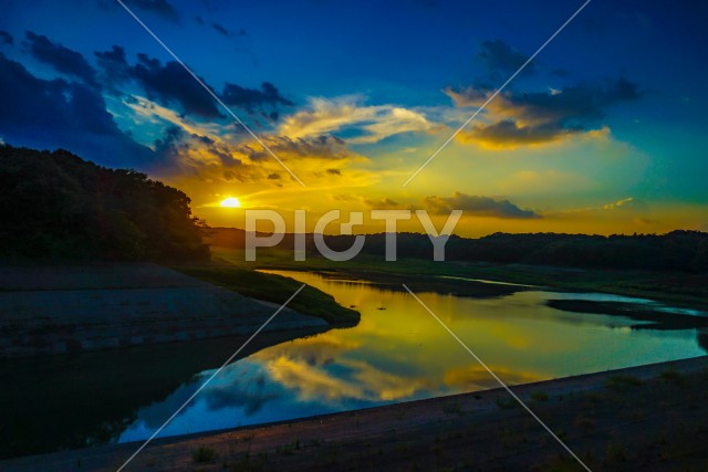 多摩湖・村山上貯水池の夕暮れ