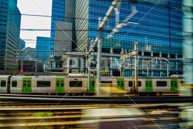 山手線と東京のビル群