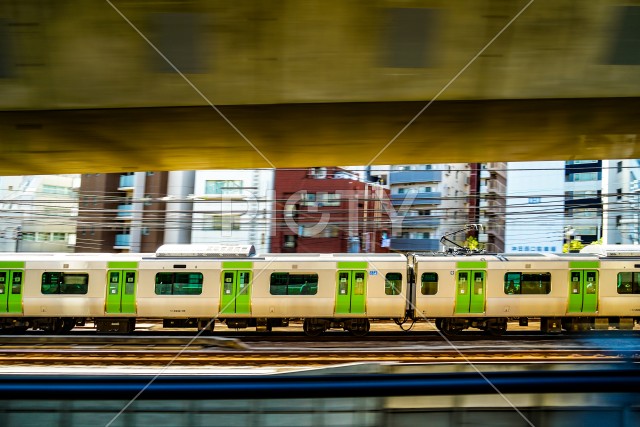 山手線と東京のビル群