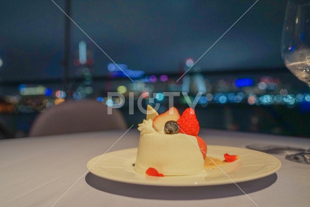 ケーキとみなとみらいの夜景