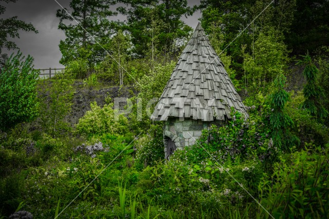 森の中のかわいい小屋