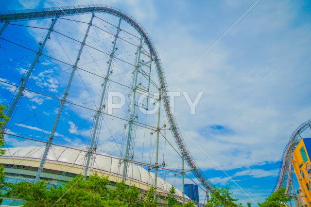 ジェットコースターと青空