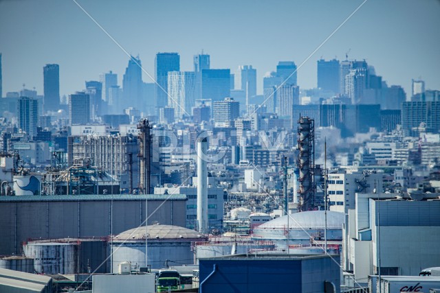 京浜工業地帯と東京のビル群