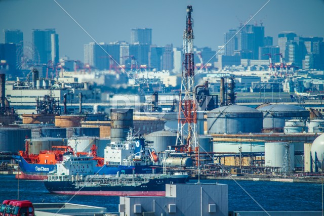 京浜工業地帯と東京のビル群