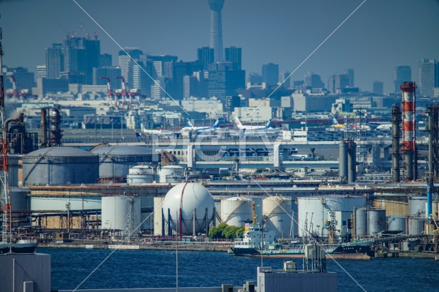 京浜工業地帯と東京のビル群