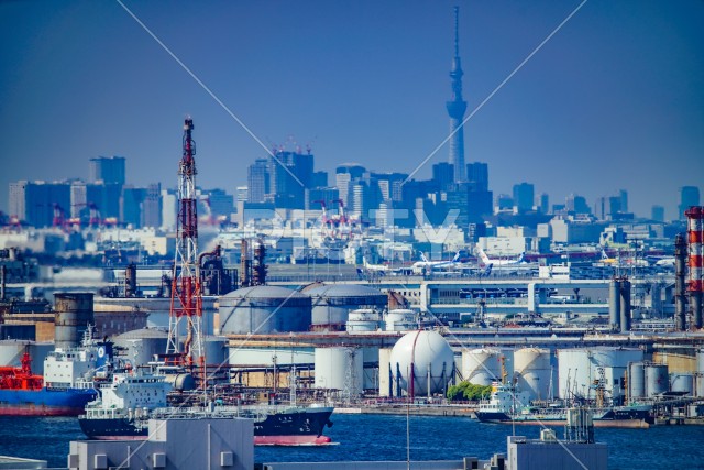 京浜工業地帯と東京のビル群