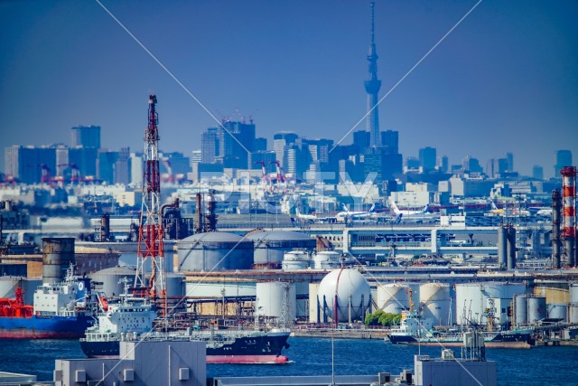 京浜工業地帯と東京のビル群