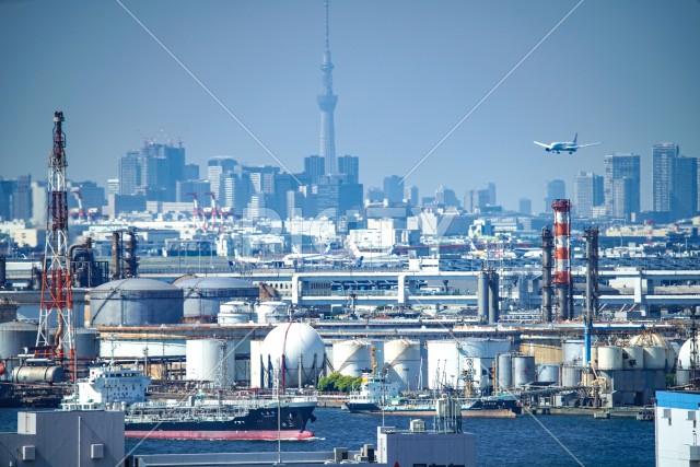 京浜工業地帯と東京のビル群