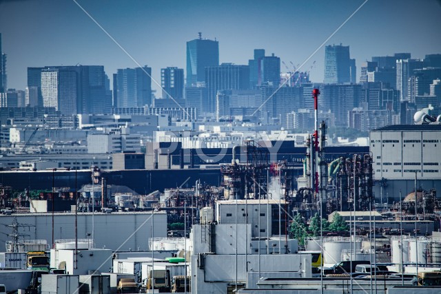 京浜工業地帯と東京のビル群