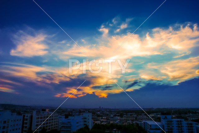 夕焼けの雲と空