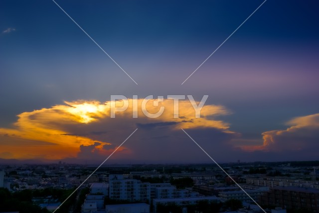 夕焼けの雲と空