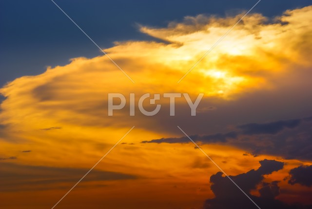 夕焼けの雲と空