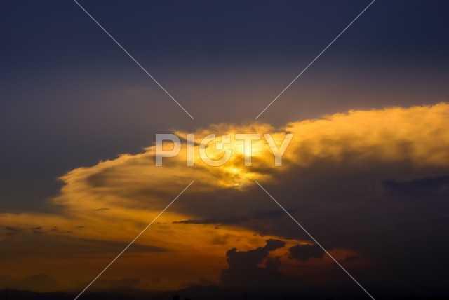 夕焼けの雲と空