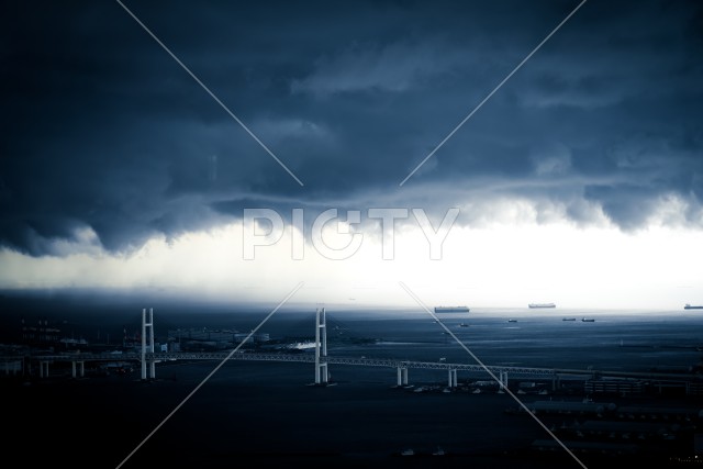 雨雲と横浜港