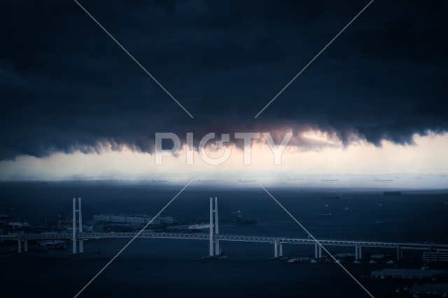 雨雲と横浜港