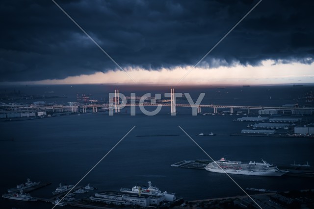 雨雲と横浜港