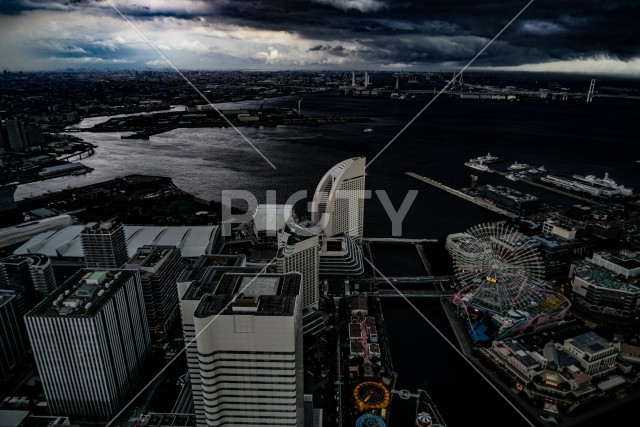 横浜ランドマークタワーから見える都市風景