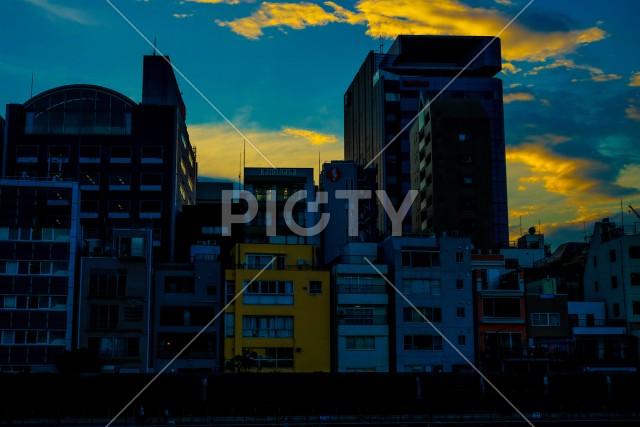 隅田川から台東区の街並みと夕暮れ