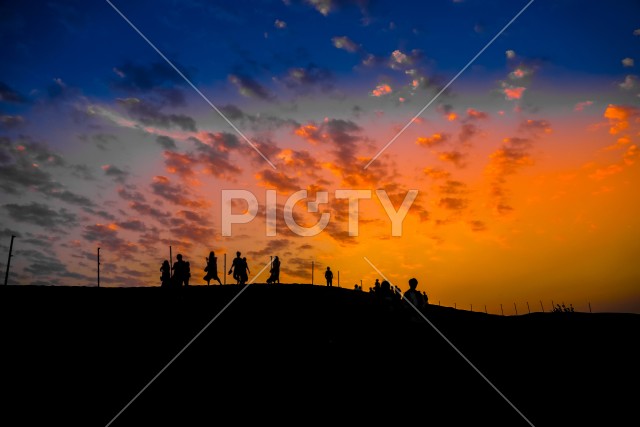 アラビア砂漠の夕暮れと人々のシルエット