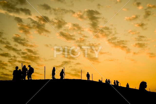 アラビア砂漠の夕暮れと人々のシルエット