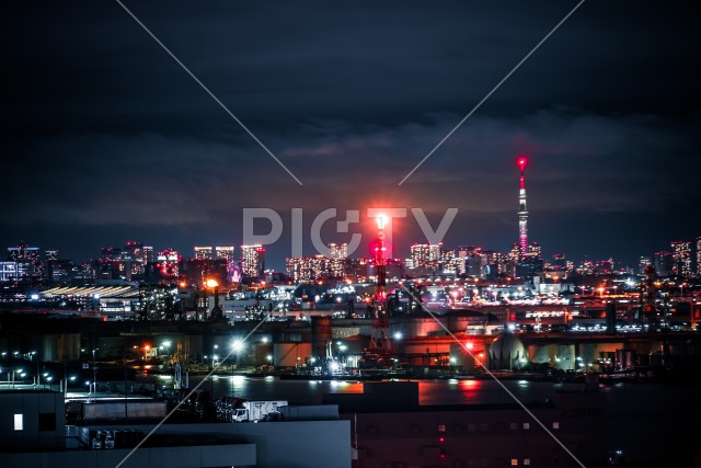 京浜工業地帯から見える東京の夜景