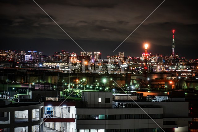 京浜工業地帯から見える東京の夜景