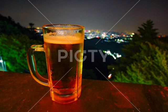 ビールジョッキと都会の風景