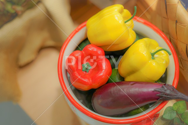 バスケットに入れられた色とりどりの野菜とフルーツ