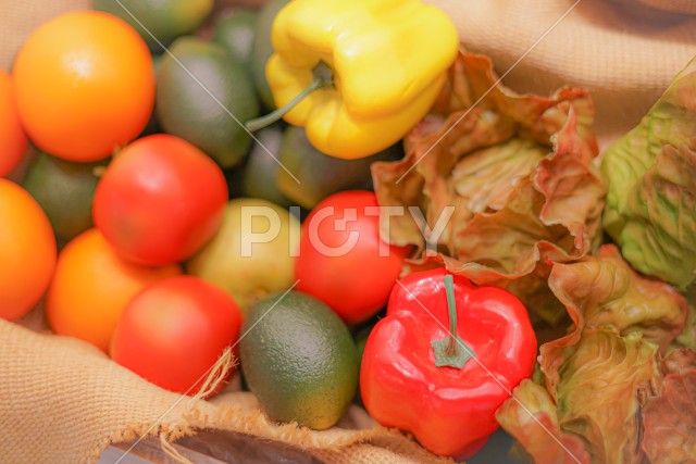 バスケットに入れられた色とりどりの野菜とフルーツ