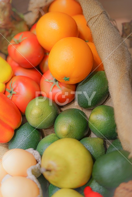 バスケットに入れられた色とりどりの野菜とフルーツ