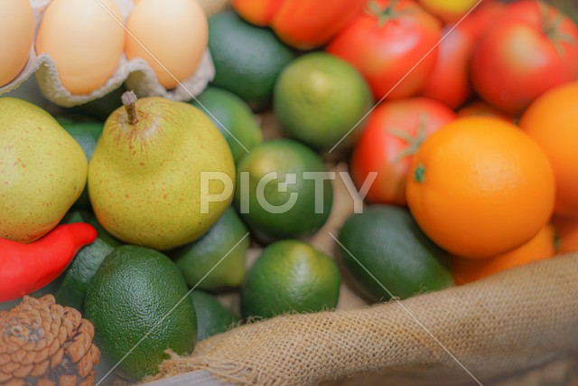 バスケットに入れられた色とりどりの野菜とフルーツ