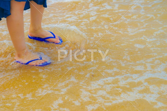 砂浜を歩く女性の足