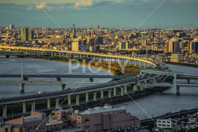 首都高速中央環状線と東京の街