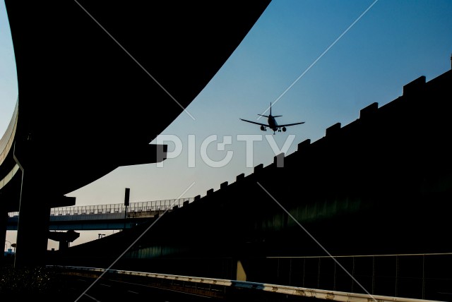 飛行機のシルエットのイメージ