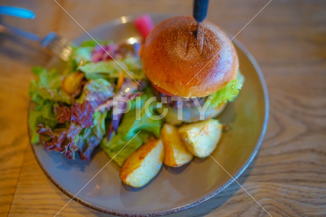 ハンバーガーとフライドポテト
