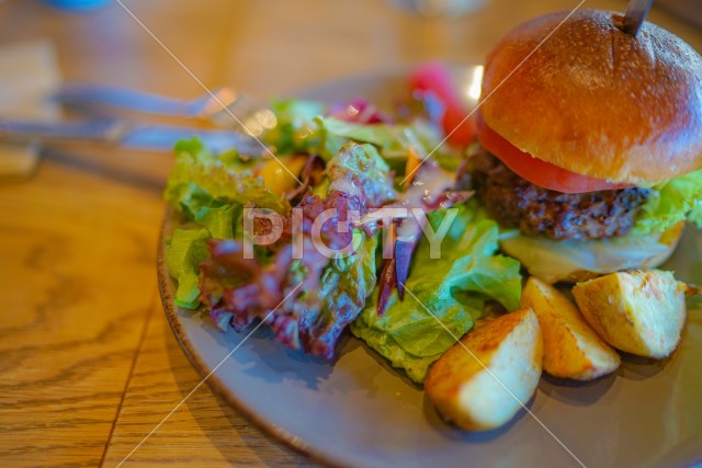 ハンバーガーとフライドポテト