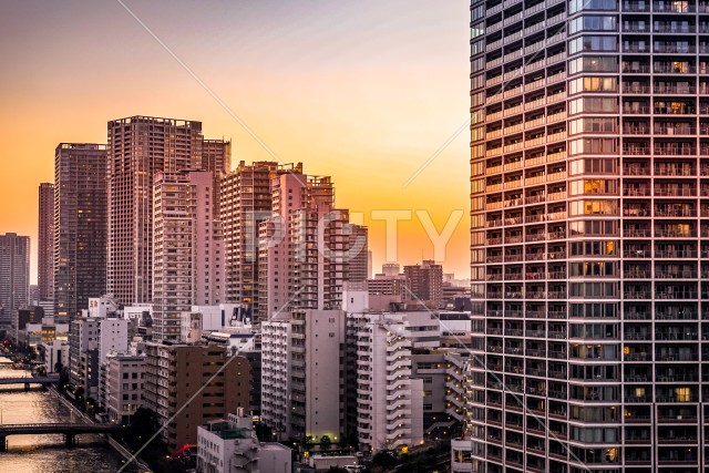 田町（港区）のビル群と夕景
