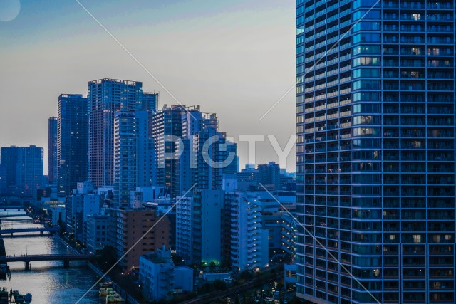 田町（港区）のビル群と夕景