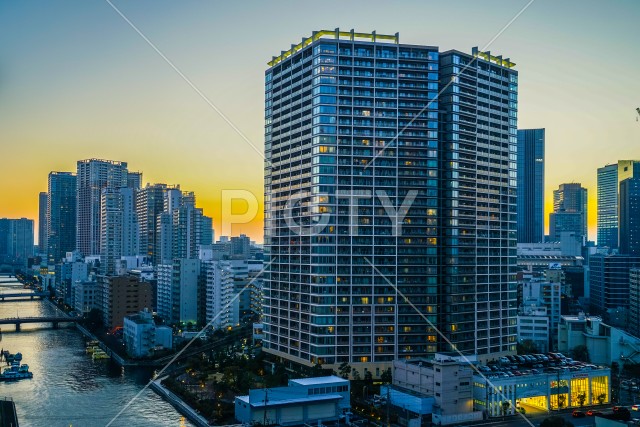 田町（港区）のビル群と夕景