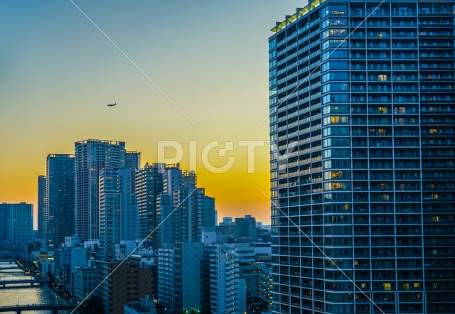 田町（港区）のビル群と夕景