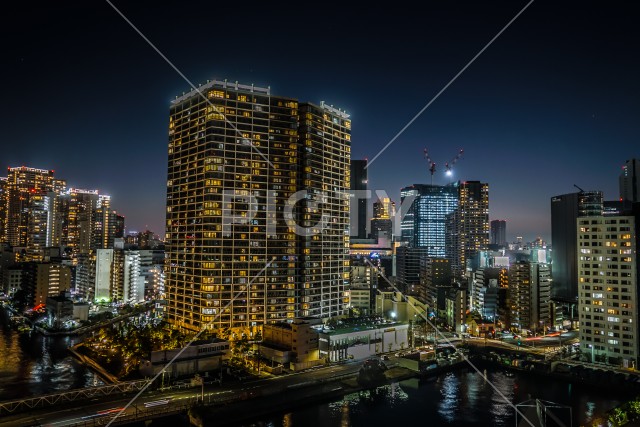 田町（港区）のビル群と夜景