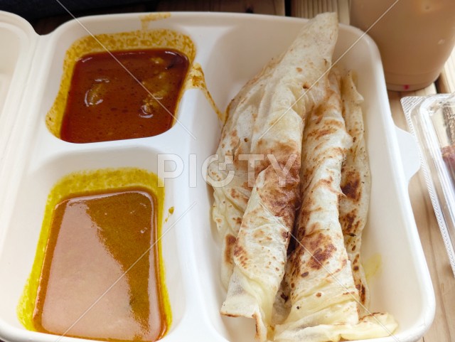マレーシアの定番料理「ロティチャナイ」-ロティと2種のカレーソース