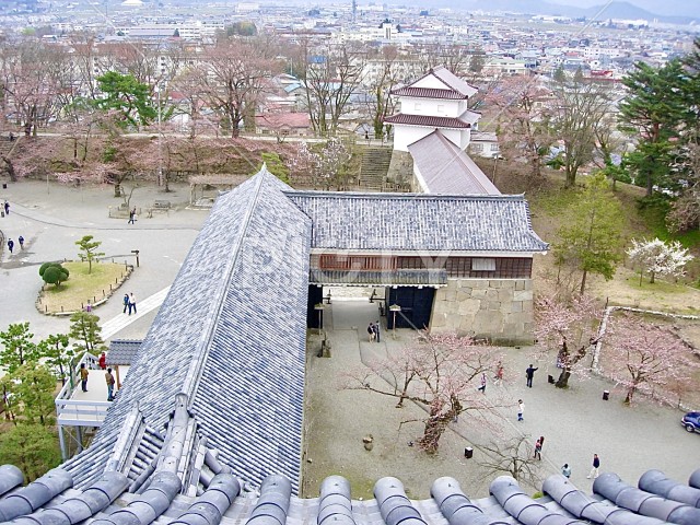 鶴ヶ城天守閣から望む城内と会津若松市街