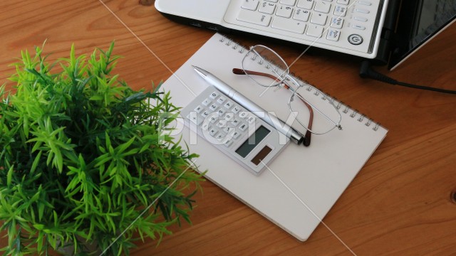 家計管理や経理をイメージした電卓とパソコン