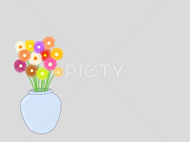 丸みのある花瓶に生けたカラフルな野の花