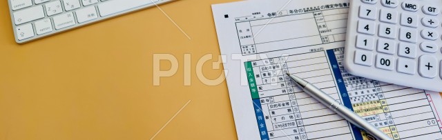 確定申告書とボールペン　所得税の申告準備