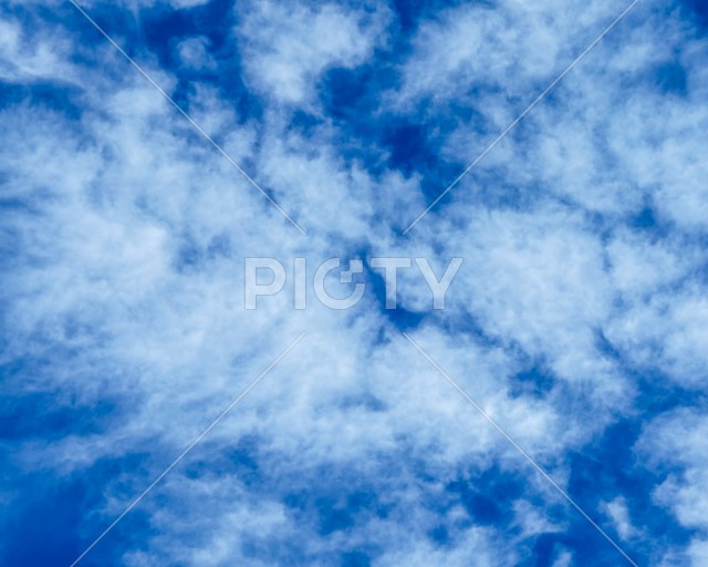 青空に広がる白い雲と爽やかな空の風景