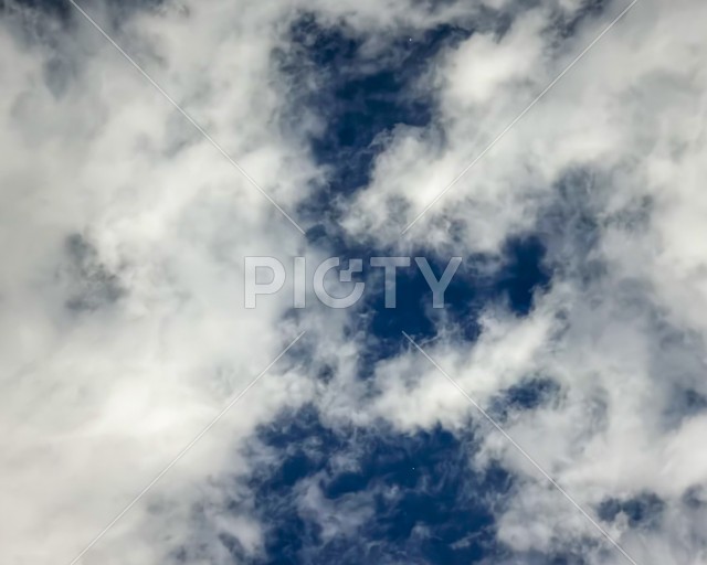 青空に浮かぶ白い雲と広がる美しい空の風景