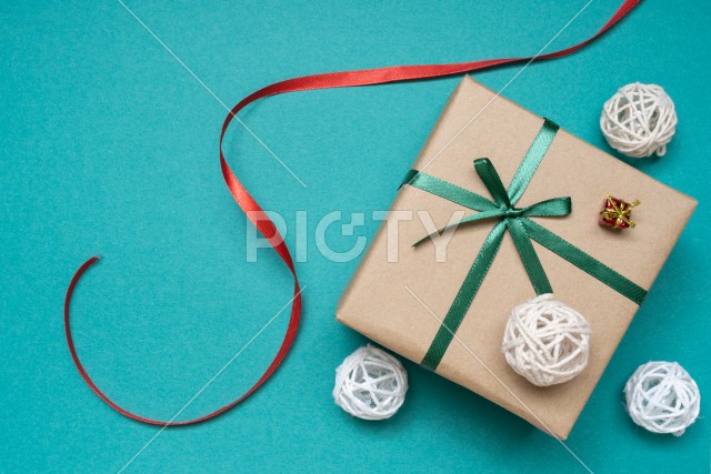 クリスマスのイメージ｜プレゼントボックスとオーナメントとリボン