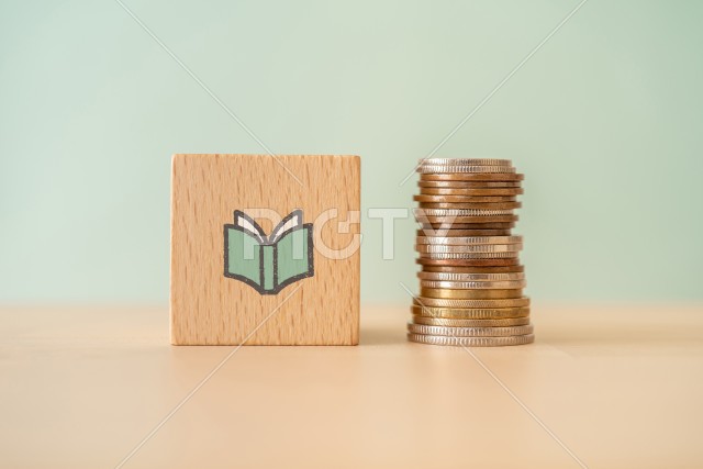 本のマークの積み木とお金
